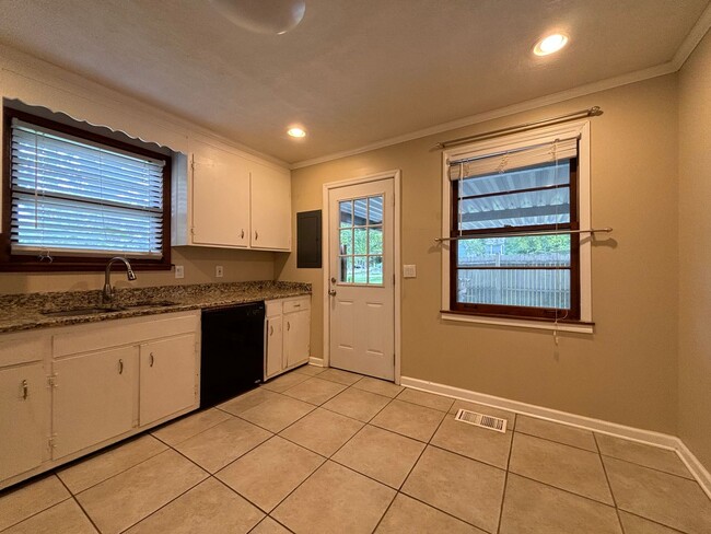 Building Photo - Beautiful Duplex in East Nashville