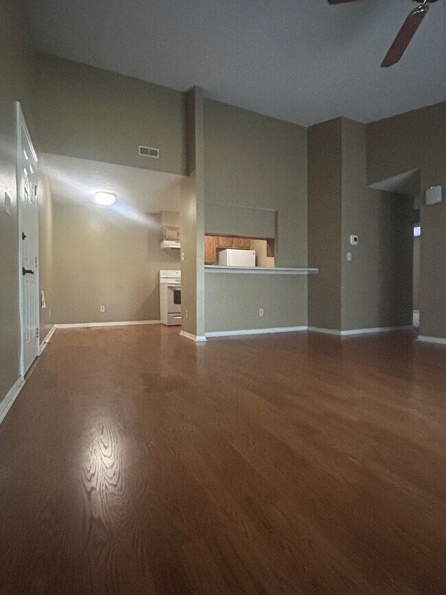 Building Photo - 9605 Vinca Cir