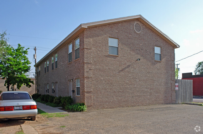 Primary Photo - 2323 Main St