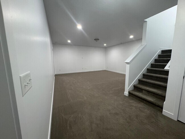 Building Photo - 6354 Upland View Dr