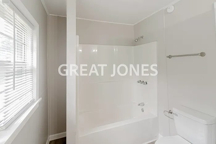 Building Photo - 506 7th Ave SW