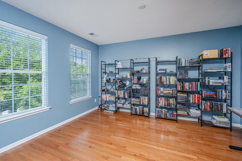 Building Photo - 9042 Parlor Dr