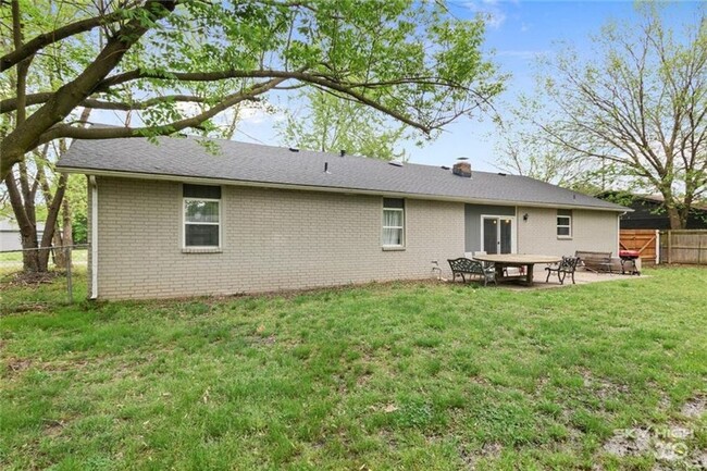 Building Photo - Beautiful Bentonville Home (Fenced Backyard!)