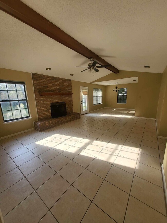 Building Photo - 2108 Calle De Castelar