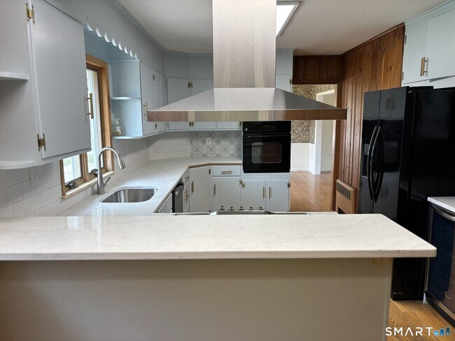 Building Photo - 16 Shorelands Dr