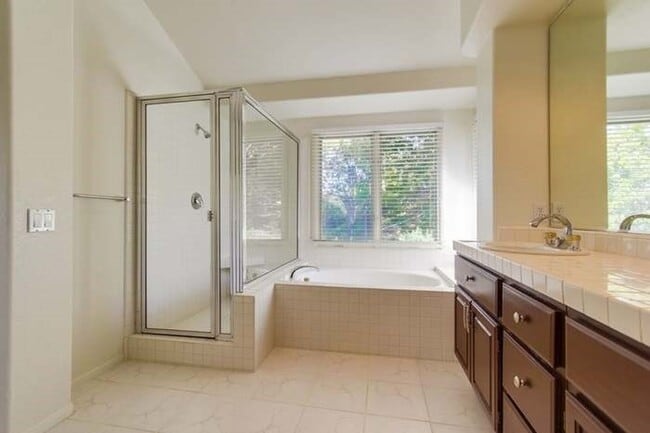 Building Photo - Beautiful 3 Bedroom 2.5 Bathroom home over...