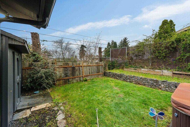 Building Photo - GORGEOUS 3 Bedroom (+BONUS ROOM!) 2 Bath Home with RV/Boat storage near beaches and shopping!