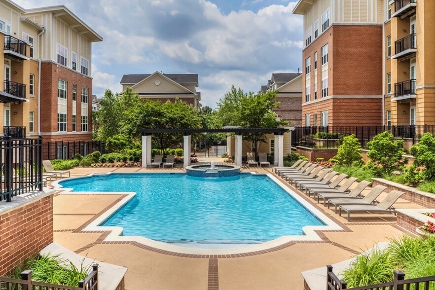 Swimming pool and fountain with expansive sundeck - The Reserve at Tysons Corner
