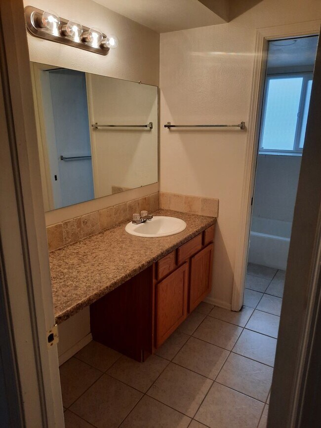 Building Photo - 1 bedroom apartment, walking distance to D...