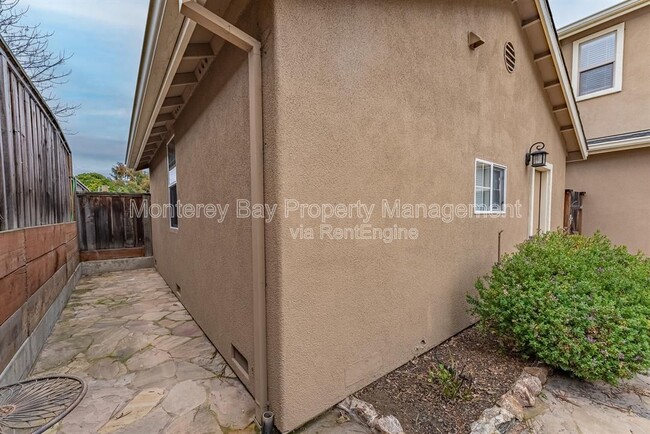 Building Photo - 594 Lopez Ave