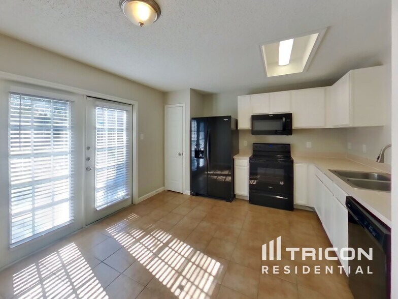 Building Photo - 716 King St