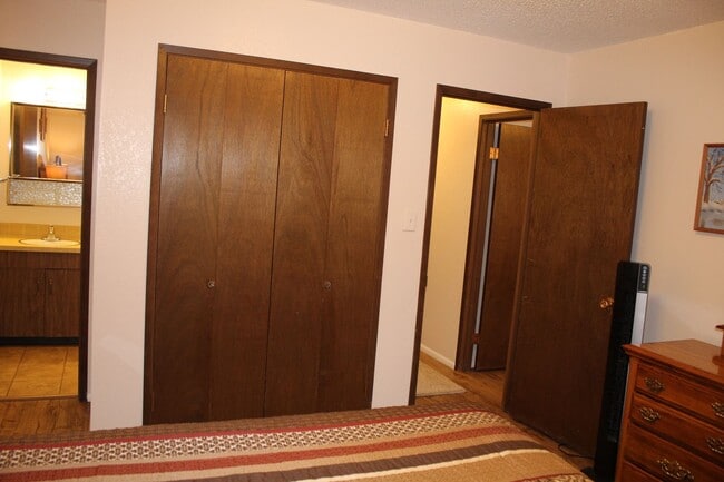 Building Photo - Furnished Month to Month Corporate Short Term Extended Stay Apartment