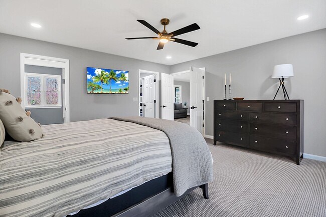 Building Photo - Immaculate, fully furnished property with lake views. Available for 6 to 12 month lease