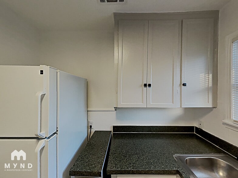 Building Photo - 401 N Montclair Ave