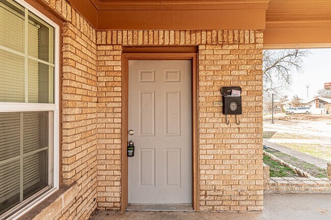 Building Photo - 2 Bed 1 Bath Duplex in NE OKC