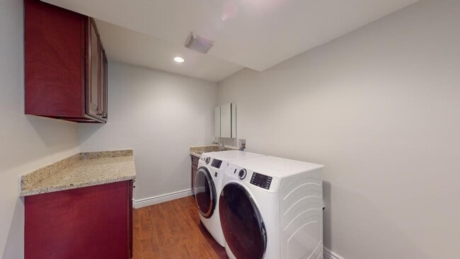 Building Photo - 330 Los Palmos Dr