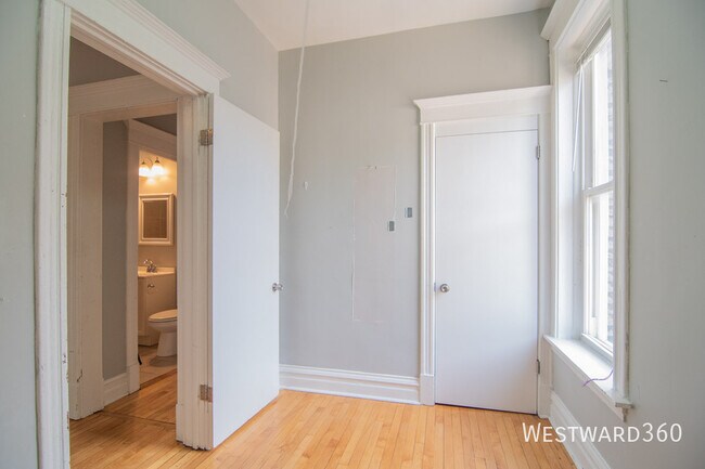 Building Photo - 2844 N Whipple St