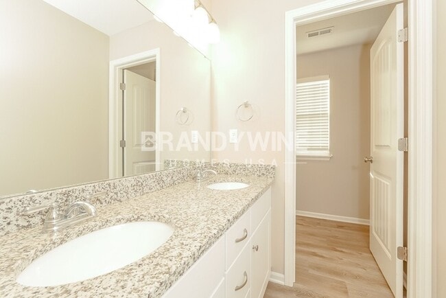 Building Photo - Apply Now! 4BED 3BATH