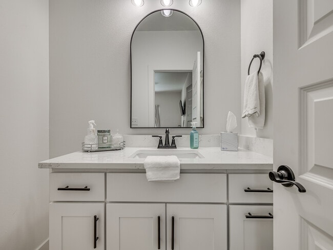 Building Photo - 1640 N Leverett Ave