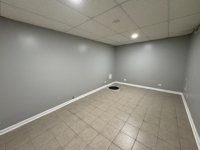 Building Photo - 5146 W Dakin St