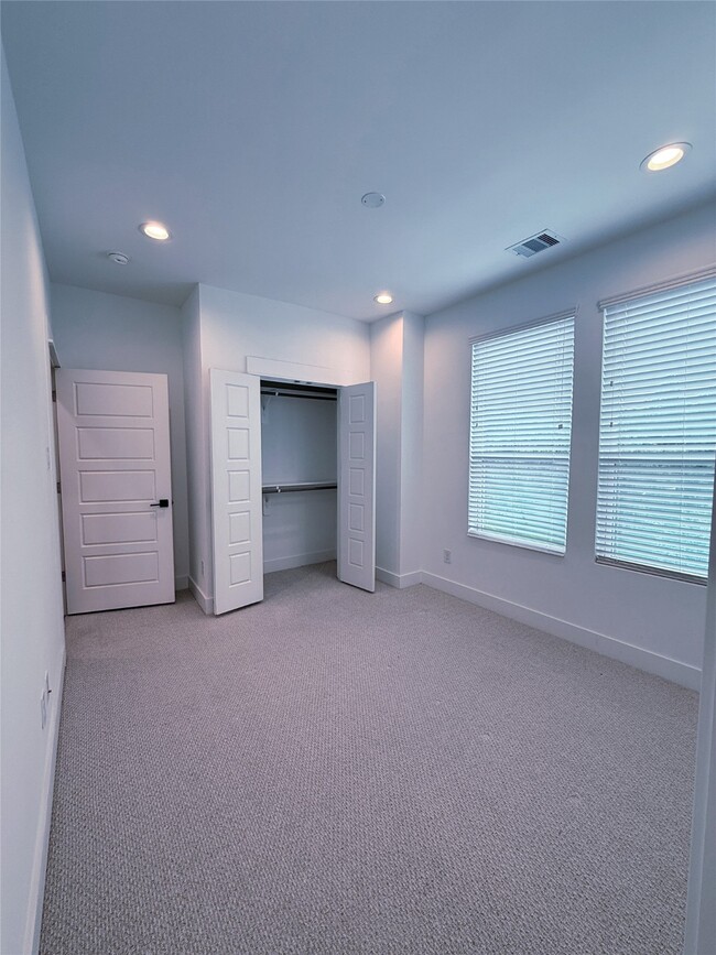 Building Photo - 1058 Mansfield St
