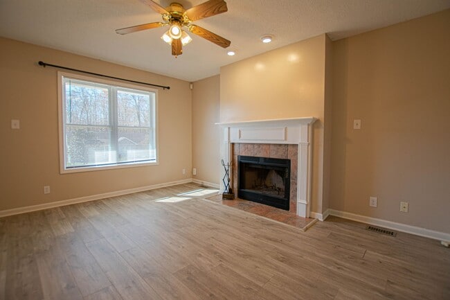 Building Photo - Pet Friendly Three Bedroom!