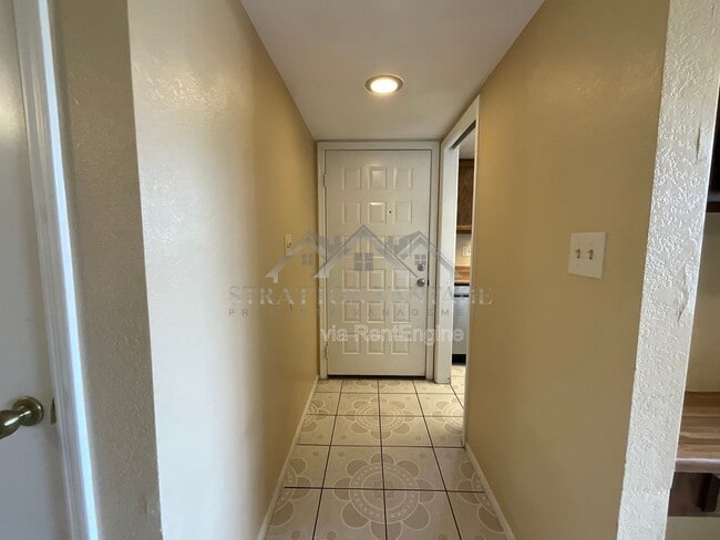 Building Photo - 405 E Bruce Ave