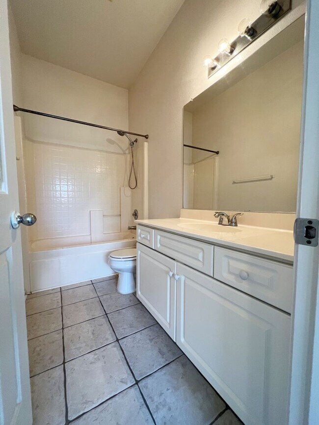 Building Photo - Large Townhome - 3 Bed/ 3 Bath with 2 car garage in Carmel Valley!