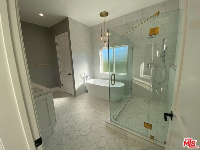 Building Photo - 5015 Redwillow Ln