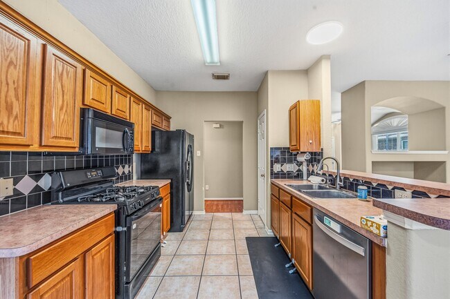 Building Photo - 17935 Rose Hill Park Ln