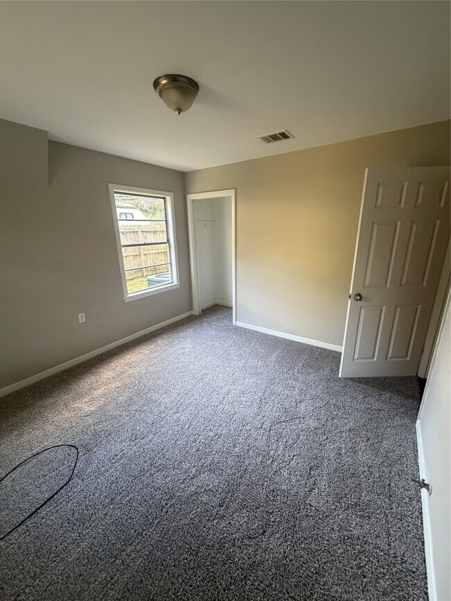 Building Photo - 703 Lilac