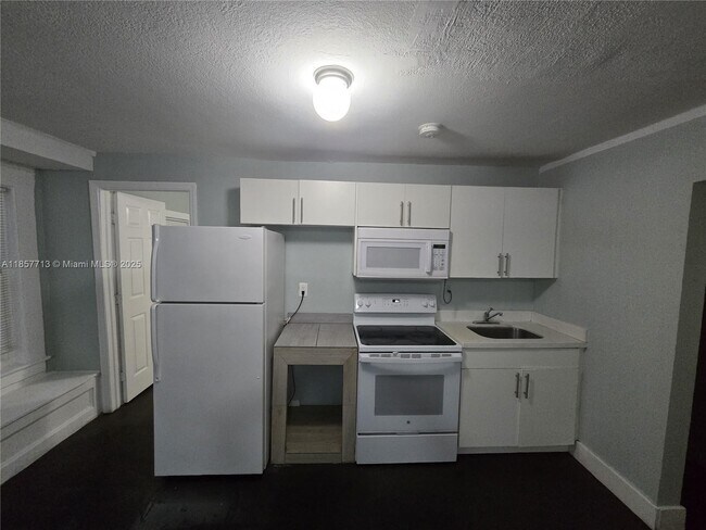 Building Photo - 5909 NW 5th Ct