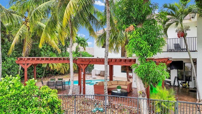 Building Photo - 10703 Versailles Blvd