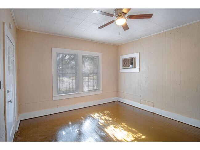 Building Photo - 2 BR 1 BA Gorgeous Home Near Downtown