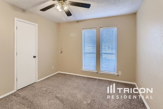 Building Photo - 1322 E Spring Valley Rd