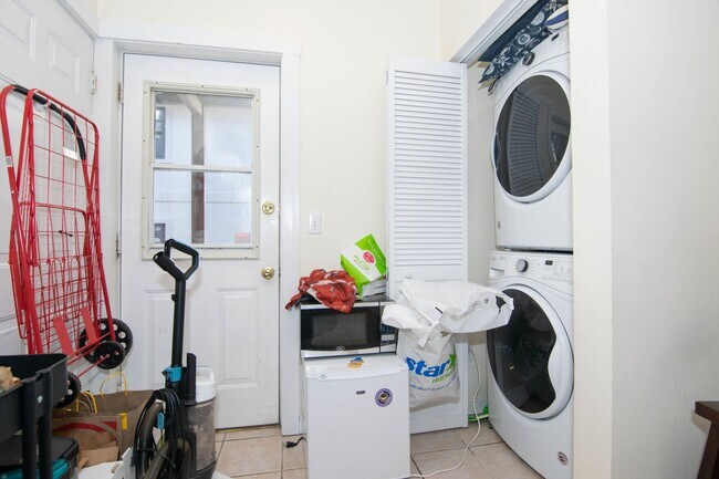 Building Photo - WOW!  MASSIVE 5 BED/2 BATH NEAR B.U.