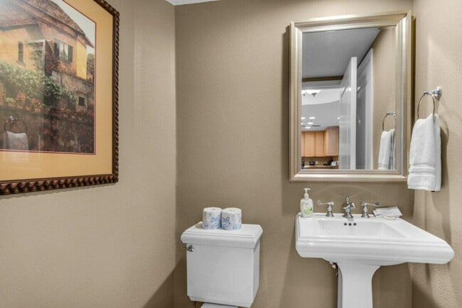 Building Photo - 2 Portofino Dr