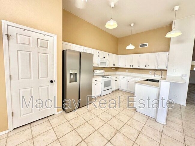 Building Photo - 5057 E Delta Ave