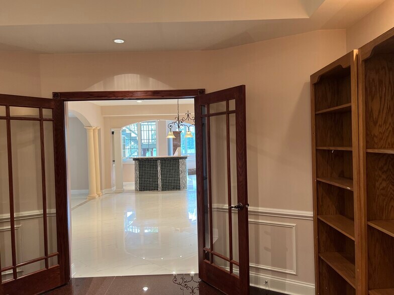 Office/second bedroom - 7N201 Windsor Dr