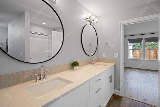 Building Photo - 3BR - 2BA Modern Living in a Quiet Cul-de-Sac