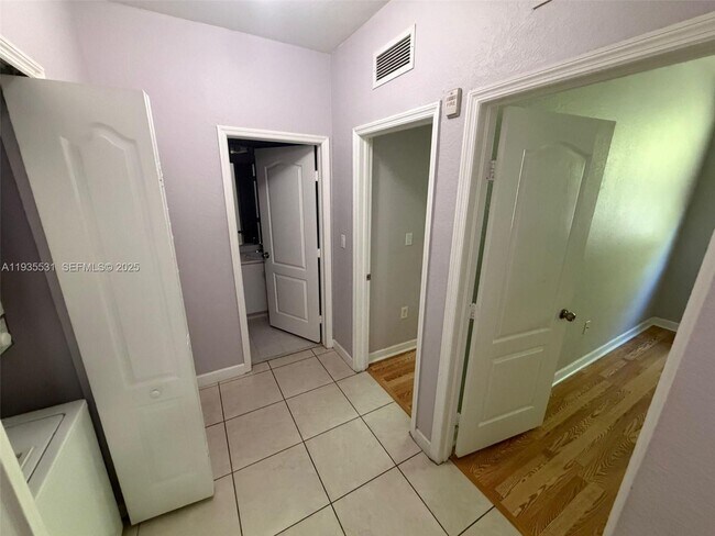 Building Photo - 1543 SE 25th St