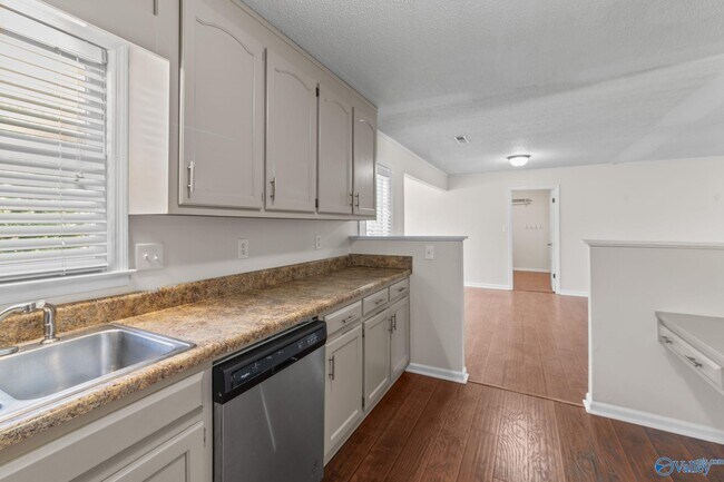 Building Photo - 1011 Sandy Springs Rd NW