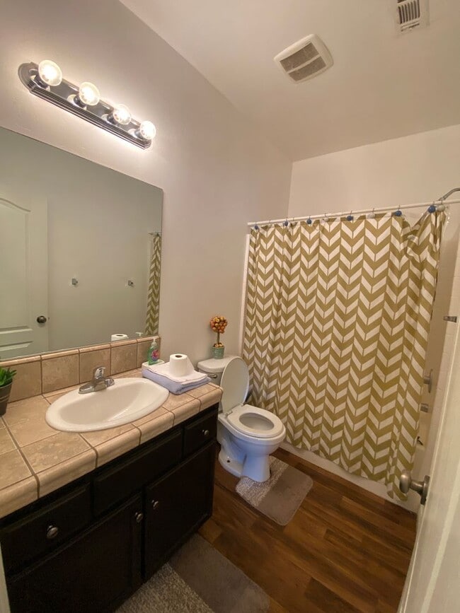 Building Photo - Affordable 3 BD 2 BA house in SE Bakersfield Near Union Ave & Berkshire Road