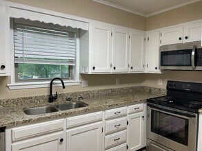 Building Photo - 3/2/2 plus bonus room WOISD