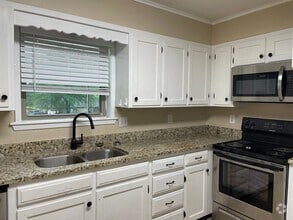 Building Photo - 3/2/2 plus bonus room WOISD