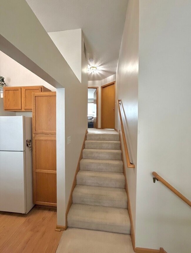Building Photo - Great 2 Bedroom Townhome in Prime Apple Valley Location!   W’Finished Basement