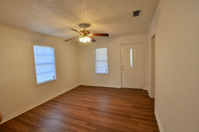 Building Photo - FOR LEASE! 1 BR - 1 BA Frame Home in Weatherford with Large Fenced Backyard