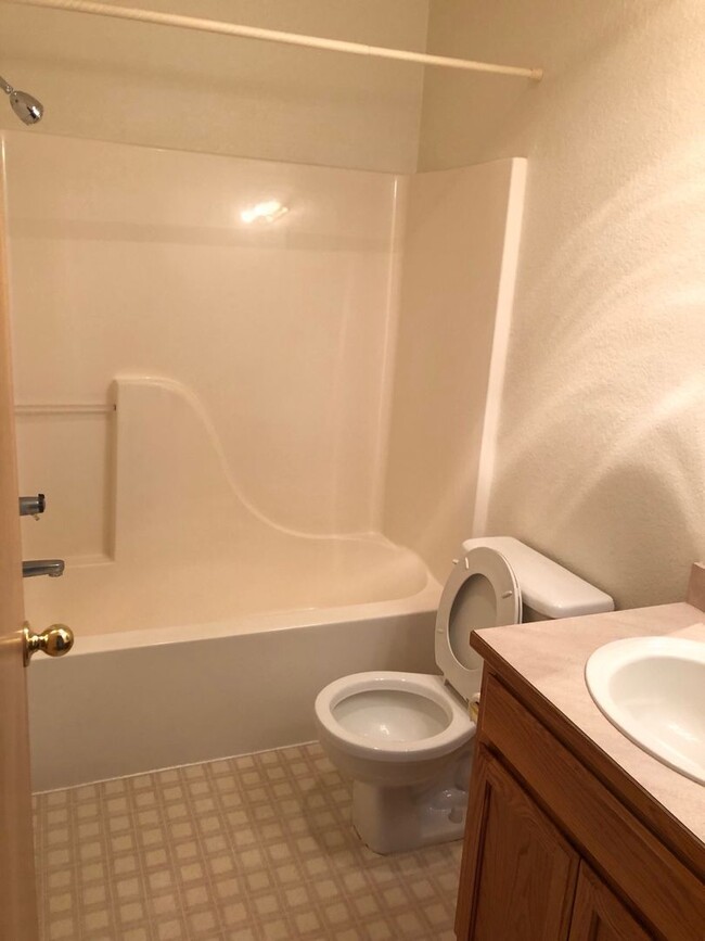 Building Photo - 3 Bedroom, 2.5 Bathroom Townhouse - Locate...