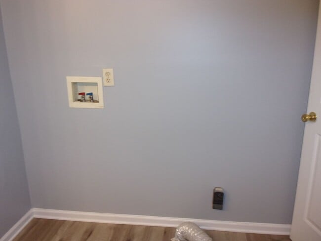 Building Photo - Recently Updated 3 Bedroom 1 Bath Home in ...