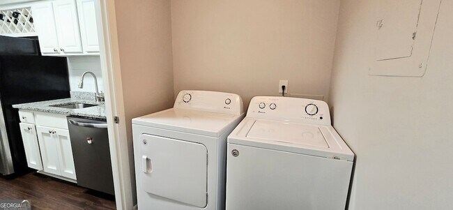 Building Photo - 5151 Roswell Rd